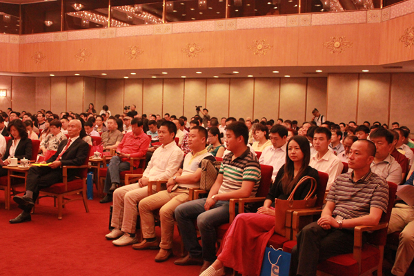 安邦集團(tuán)董事長李貽連應(yīng)邀出席電供暖專業(yè)委員會(huì)成立大會(huì)(圖2)