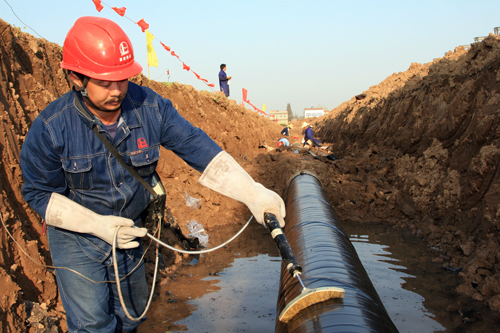 案例分析：輸送油、氣管道安裝電伴熱系統(tǒng) 需要?jiǎng)兊艄艿婪栏瘜樱?圖1)