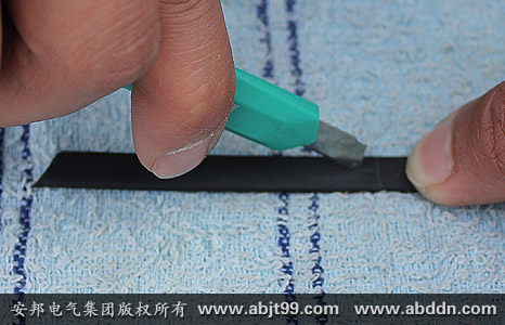 沿直線(xiàn)劃開(kāi)電伴熱帶防護(hù)層