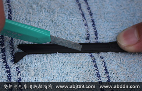 沿2條金屬導(dǎo)線(xiàn)內(nèi)側(cè)劃開(kāi)